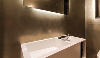 Es ist schon erstaunlich, welche Lichteffekte sich auf den metallischen Oberflächen bei diesem exklusiven Badprojekt